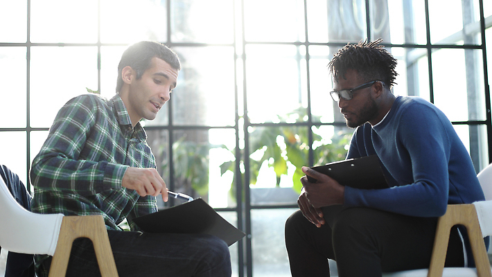 포토 JPG 해외이미지 직업 종이 의자 회사 비즈니스 아이디어 실내 창조 설명 사람 앉기 성인 두명 가로 사무실 시험 비즈니스맨 어플리케이션 건축가 토론 종업원 동료 직원 시작 면접 문서 약속 개발 고용 골 정중 채용 후보 해외202310 해외포토 교육 남자 가구 컨셉 관계 모션 내부 구직 직장인 파일형식