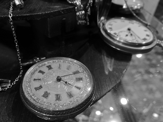 포토 JPG 해외이미지 시계 백그라운드 컨셉 비즈니스 추상 그림자 사람없음 숫자 금속 침묵 추위 수확 골동품 흰색 시간 화려 역사 변화 클래식 우아함 은색 주머니 연도 심볼 손목시계 향수 오브젝트 복고 과거 다이얼 타이머 구식 마감 분 세기 옛날 해외202310 해외포토 문자 컬러 무늬 농업 장신구 모션 재질 소리 화장품 파일형식