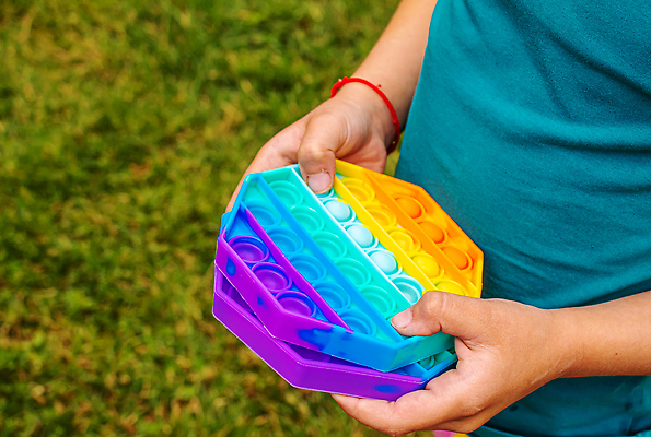 포토 JPG 해외이미지 어린이 휴식 장난감 누름 즐거움 무지개색 푸시팝 해외포토 감정 컨셉 모션 사람 컬러풀 파일형식