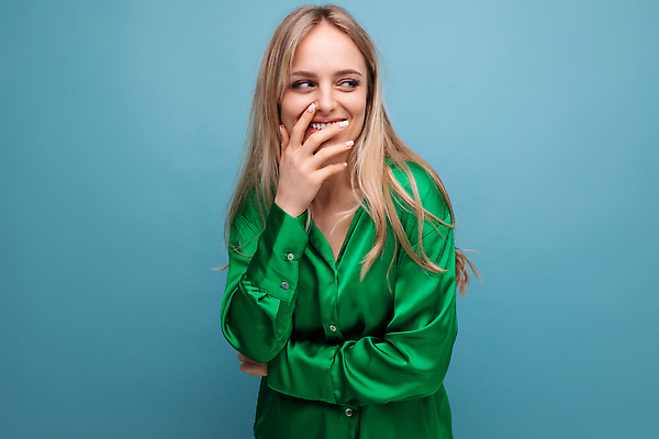 포토 JPG 해외이미지 모델 학생 라이프스타일 헤어스타일 여자 행복 감정 백그라운드 성공 한명 미소 파란색 뷰티 기쁨 표현 우승 행운 흥분 긍정 고립 스타일 해외202310 해외포토 1 컬러 컨셉 표정 사람 생활 최고 파일형식