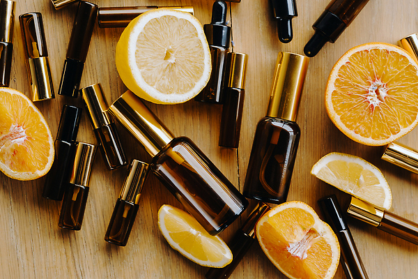 포토 JPG 해외이미지 조각 오렌지 단면 사람없음 레몬 감성 공병 에센스 나무배경 해외202310 해외포토 백그라운드 컨셉 과일 화장품 병_담는 파일형식