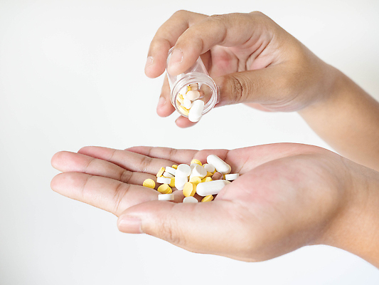 포토 JPG 해외이미지 백인 손 여자 컬러 과학 컨셉 손가락 건강 병원 손바닥 사람 사람없음 치료 컬러풀 알약 약 우주 고통 의사 흰색 잡기 바이러스 약국 두통 처방 쏟아짐 비타민 조제 보충 돌봄 진통제 항생제 해외202310 해외포토 서양인 감정 의학 모션 신체부위 의료진 질병 만들기 영양소 파일형식