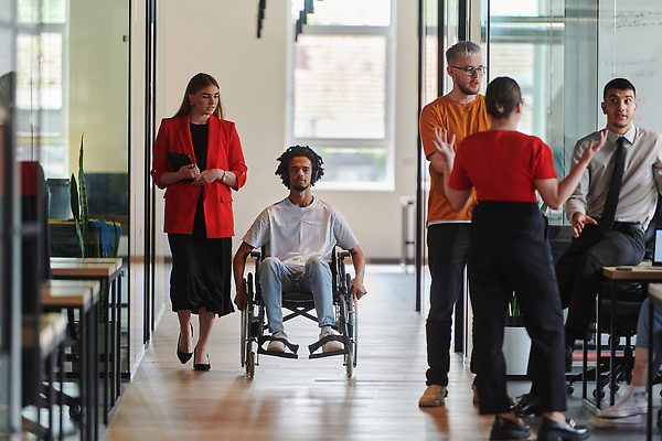 포토 JPG 해외이미지 전신 여자 남자 함께함 여러명 성인 태블릿 사무실 걷기 헤드셋 직장인 장애인 동료 휠체어 성인만 해외202310 해외포토 직업 음향기기 다수 컨셉 비즈니스 관계 모션 사람 전자제품 스마트기기 헤드폰 장애 파일형식