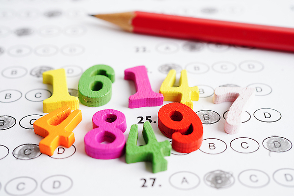 포토 JPG 해외이미지 어린이교육 사람없음 컬러풀 숫자 연필 유아교육 시험지 숫자놀이 나무블록 해외202310 해외포토 문자 교육 컬러 놀이 학용품 목재 필기구 블록 파일형식