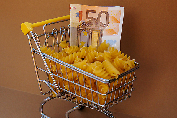 JPG 해외이미지 음식 돈 사람없음 쇼핑카 유로 상승 파스타면 폭등 베이지색배경 비용 해외202310 해외포토 포토 백그라운드 컨셉 파스타 경제 쇼핑 카트 면류 재산 베이지색 파일형식