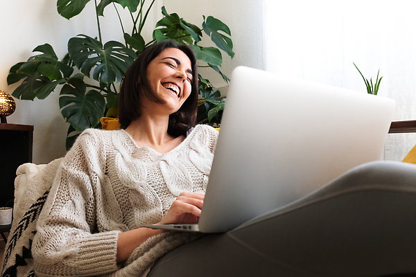 포토 JPG 해외이미지 주간 식물 백인 1 학생 라이프스타일 여자 행복 컨셉 거실 인터넷 통신 휴식 아파트 주택 실내 한명 웃음 사람 노트북 학습 컴퓨터 소파 이메일 읽기 손목시계 만족 온라인 동영상 거짓말 카피스페이스 그리너리 해외202310 해외포토 자연요소 서양인 교육 감정 시계 의자 장신구 모션 표정 내부 건물 생활 전자제품 공백 파일형식 트랜드컬러