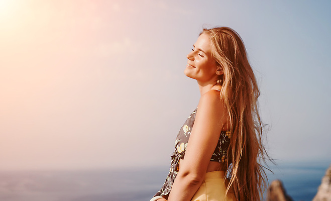 포토 JPG 해외이미지 라이프스타일 여자 행복 바다 여행 자연 하늘 휴가 산 한명 사람 풍경 성인 야외 물 여름 파란색 뷰티 여행객 계곡 트래킹 하이킹 추위 자유 정상 셀프카메라 나눔 수평선 해외202310 해외포토 자연요소 1 계절 감정 컬러 컨셉 레저 생활 사진촬영 생태계 파일형식