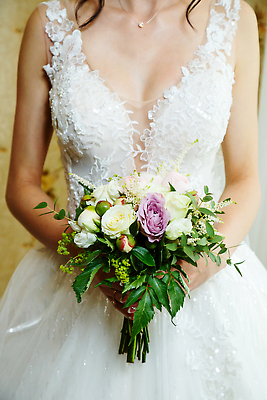 포토 JPG 해외이미지 여자 신부 부케 웨딩드레스 결혼식 한명 들기 상반신 성인 앞모습 성인여자한명만 해외202310 해외포토 1 드레스 뷰포인트 꽃다발 결혼 모션 사람 여자한명만 성인여자만 파일형식