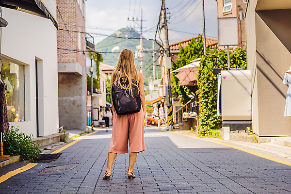 포토 JPG 해외이미지 전신 서양인 여자 여행 거리 한국 한명 성인 야외 건물 뒷모습 상점 한옥마을 북촌 성인여자한명만 해외202310 해외포토 외국인 1 건축물 아시아 뷰포인트 한옥 서울 사람 마을 여자한명만 성인여자만 파일형식