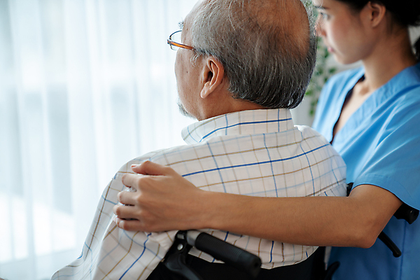 포토 JPG 해외이미지 여자 할아버지 노년 남자 행복 안경 창문 함께함 병원 동양인 상반신 두명 뒷모습 건강관리 환자 간호사 커튼 장애인 휠체어 어깨에손 해외202310 해외포토 잡화 감정 뷰포인트 컨셉 의학 모션 건강 관리 사람 인종 성인 의료진 장애 파일형식