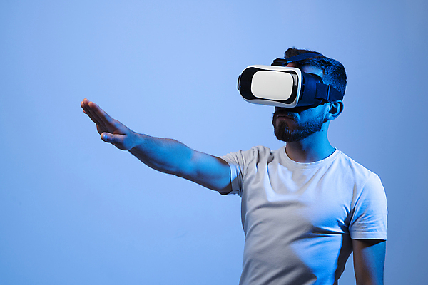 포토 JPG 해외이미지 남자 미래 기술 한명 상반신 성인 옆모습 파란색 손들기 게임 가상현실 성인남자한명만 오큘러스 VR기기 해외202310 해외포토 1 뷰포인트 컬러 컨셉 모션 놀이 사람 기계 남자한명만 성인남자만 파일형식