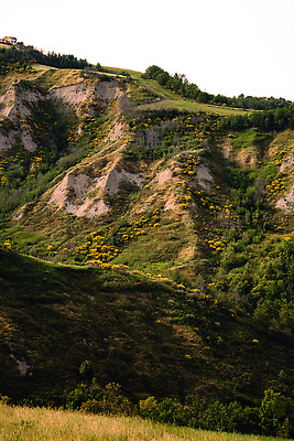 포토 JPG 해외이미지 나무 계절 유럽 여행 밭 자연 산 파노라마 풍경 경사 사람없음 야외 세로 초록색 햇빛 환경 계곡 맑음 침묵 일몰 봄 이탈리아 하이킹 바위 시골 저녁 언덕 부식 장면 지역 안심 해외202310 해외포토 식물 나라 컬러 농업 레저 날씨 촬영기법 육류 태양 노을 소리 돌_바위 야간 생태계 파일형식