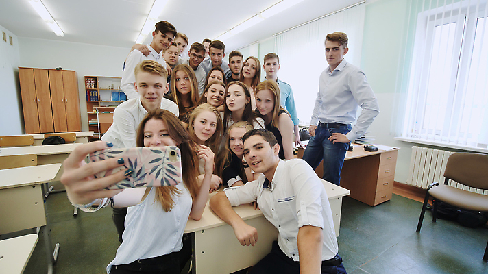 포토 JPG 해외이미지 백인 학생 라이프스타일 공원 여자 남자 행복 포즈 통신 모바일 휴식 함께함 미소 사람 동양인 소녀 여러명 친구 스마트폰 핸드폰 청춘 카메라 사진촬영 우정 모임 그룹 셀프카메라 스마트 대학교 만들기 다민족 멀티 셀프 프리랜서 스타일 해외202310 해외포토 서양인 직업 공공시설 감정 어린이 다수 컨셉 학교 관계 모션 표정 인종 생활 전자제품 스마트기기 촬영 파일형식