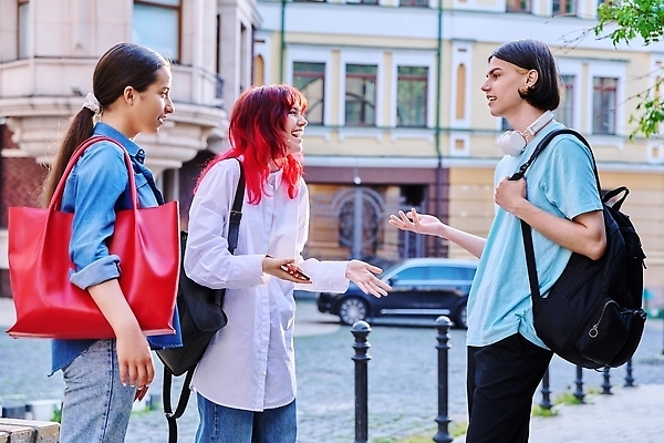 포토 JPG 해외이미지 백인 학생 라이프스타일 여자 남자 행복 감정 통신 학교 관계 거리 함께함 대화 미소 웃음 사람 야외 10대 세명 친구 청춘 뷰티 우정 만남 도시 즐거움 주말 해외202310 해외포토 서양인 교육 컨셉 청소년 표정 말하기 생활 파일형식