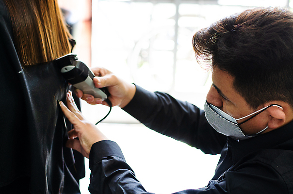 포토 JPG 해외이미지 백인 직업 라이프스타일 헤어스타일 손 여자 남자 행복 얼굴 비즈니스 노동자 실내 한명 미소 사람 성인 치료 청춘 뷰티 머리 유행 상점 앞치마 벨트 머리빗 업무 미용사 이발 자르기 고객 객실 스타일리스트 스타일 해외202310 해외포토 서양인 1 잡화 감정 컨셉 의학 모션 표정 내부 생활 신체부위 미용용품 작업 파일형식