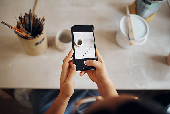 포토 JPG 해외이미지 손 행복 신체부위 스마트폰 사진촬영 붓 도자기 작업실 책상 필통 도예가 해외202310 해외포토 직업 감정 가구 학용품 사람 핸드폰 스마트기기 촬영 파일형식