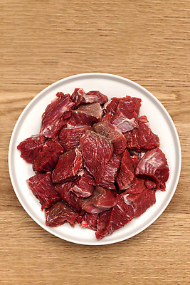 포토 JPG 해외이미지 접시 음식 조각 백그라운드 재료 육류 요리 사람없음 목재 주방 식사 소고기 신선 자르기 먹기 준비 유기농 날것 레시피 방법 해외202310 해외포토 나무 식기 웰빙 식재료 모션 파일형식