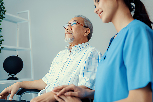 포토 JPG 해외이미지 응시 여자 할아버지 노년 남자 행복 안경 화초 선반 병원 앉기 동양인 상반신 두명 옆모습 건강관리 손잡기 환자 간호사 장애인 휠체어 해외202310 해외포토 식물 시선 잡화 감정 뷰포인트 가구 의학 모션 건강 관리 사람 인종 성인 의료진 장애 파일형식