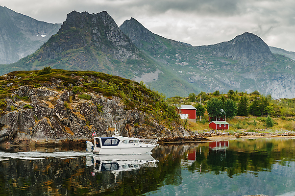 포토 JPG 해외이미지 유럽 호수 바다 여행 자연 하늘 휴가 산 등대 항해 파노라마 노르웨이 풍경 사람없음 야외 초록색 물 여름 파란색 뷰티 반사 안개 어선 보트 숲 작음 언덕 암초 내추럴 뿌연 스칸디나비아 해외202310 해외포토 자연요소 계절 나라 컬러 배_교통 날씨 촬영기법 크기 생태계 파일형식