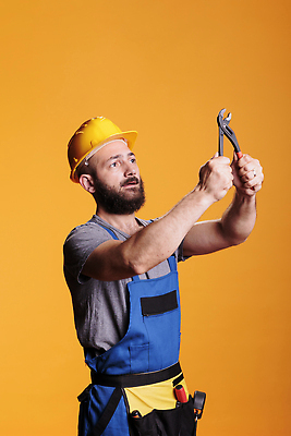 포토 JPG 해외이미지 남자 한명 들기 상반신 성인 옆모습 스패너 안전모 건축가 건축업자 성인남자한명만 해외포토 직업 1 건축 뷰포인트 모션 사람 공구 헬멧 안전장비 남자한명만 성인남자만 파일형식