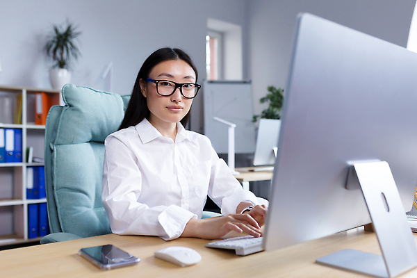 포토 JPG 해외이미지 응시 여자 화분 안경 화초 의자 책장 한명 앉기 상반신 성인 옆모습 스마트폰 사무실 모니터 타이핑 키보드 마우스 스마트 책상 성인여자한명만 해외202310 해외포토 식물 1 시선 잡화 뷰포인트 가구 컨셉 비즈니스 모션 사람 핸드폰 스마트기기 컴퓨터 컴퓨터용품 여자한명만 성인여자만 파일형식