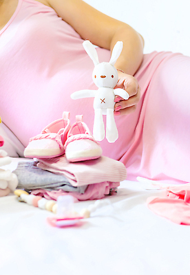 포토 JPG 해외이미지 여자 행복 분홍색 엄마 한명 동양인 상반신 성인 앞모습 눕기 여행가방 임산부 임신 아기용품 노리개젖꼭지 준비 아기신발 유아복 토끼인형 출산준비 성인여자한명만 해외202310 해외포토 1 옷 감정 인형 뷰포인트 컬러 신발 가방 가족 모션 사람 인종 토끼 출산 오브젝트 여자한명만 성인여자만 파일형식