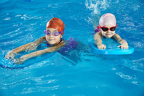 포토 JPG 해외이미지 백인 여자 수영복 어린이 스포츠 수업 수영장 상반신 두명 앞모습 옆모습 수영 잡기 가르침 물안경 수영용품 수영모 수영강습 소녀만 해외202310 해외포토 서양인 옷 교육 스포츠용품 뷰포인트 모션 사람 수상스포츠 여자만 어린이만 파일형식