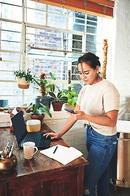 포토 JPG 해외이미지 여자 행복 화분 화초 창문 한명 상반신 성인 옆모습 컵 노트북 스마트폰 펜 공책 도자기 작업실 도예가 성인여자한명만 해외202310 해외포토 식물 직업 1 식기 감정 뷰포인트 문구용품 사람 전자제품 핸드폰 스마트기기 필기구 여자한명만 성인여자만 파일형식