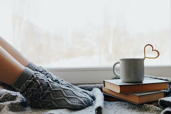 포토 JPG 해외이미지 여자 커피 음료 겨울 데이트 창문 관계 발 날씨 휴식 양말 거리 발렌타인데이 사랑 사람없음 컵 낭만 머그컵 추위 수확 고독 담요 심볼 복고 주말 2월 혼자 코로나바이러스 안락 해외202310 해외포토 식기 계절 감정 컨셉 농업 데이이벤트 사람 신체부위 날짜 바이러스 파일형식