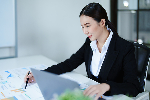 포토 JPG 해외이미지 직업 손 종이 백그라운드 컨셉 돈 회사 비즈니스 한명 내부 가로 금융 경제 숫자 동전 비즈니스우먼 확대 구매 상담원 분석 명상 보고서 문서 투자 수익 시트 회계 빚 계좌 세금 수입 제어 프로젝트 회계사 해외202310 해외포토 문자 1 여자 사람 신체부위 쇼핑 직장인 사무원 재산 파일형식