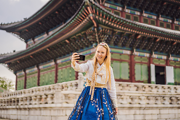 포토 JPG 해외이미지 서양인 여자 여행 한명 들기 성인 야외 스마트폰 한복 경복궁 성인여자한명만 해외202310 해외포토 외국인 1 한국전통 모션 한국 사람 핸드폰 스마트기기 궁전 전통의상 여자한명만 성인여자만 파일형식