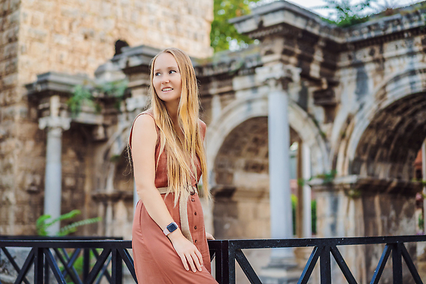 포토 JPG 해외이미지 모델 모자 행복 여행 건축양식 하늘 휴가 파노라마 3 한명 사람 풍경 건물 파란색 스마트폰 바위 기둥 도시 역사 선탠 대문 타운 칠면조 천연기념물 구시가지 랜드마크 옛날 파라다이스 해외202310 해외포토 1 건축물 잡화 건축 감정 컬러 조류 촬영기법 핸드폰 스마트기기 문 돌_바위 파일형식