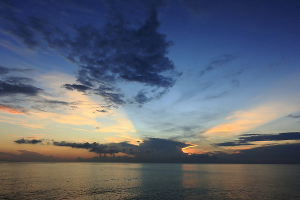 포토 JPG 해외이미지 계절 실루엣 모래 파도 바다 섬 여행 태국 자연 하늘 아침 휴식 사람없음 햇빛 태양 뷰티 반사 여행객 일출 황혼 일몰 봄 황금 저녁 휴양지 흐림 수평선 해외202310 해외포토 주간 자연요소 아시아 컨셉 날씨 촬영기법 사람 노을 장소 야간 생태계 파일형식
