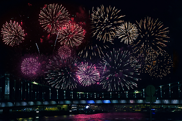 포토 JPG 해외이미지 백그라운드 밤하늘 폭죽 불꽃놀이 사람없음 야외 빛 반짝임 축제 발광 해외202310 해외포토 모션 놀이 하늘 야간 파일형식