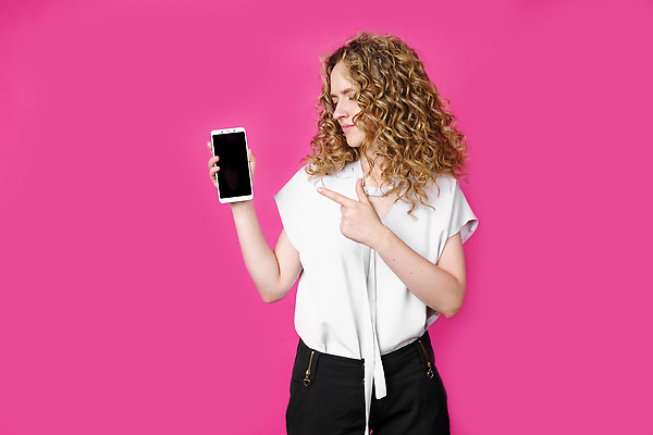 포토 JPG 해외이미지 모델 학생 응시 셔츠 인터넷 비즈니스 모바일 한명 사람 스마트폰 핸드폰 유행 카메라 스크린 기쁨 터치 가리킴 자신감 상품 연결 휴대용 무선전화기 전화기 고객 스마트 전자 긍정 보여주기 고립 마케팅 조언 해외202310 해외포토 1 시선 감정 컨셉 상의 모션 손짓 전자제품 스마트기기 오브젝트 파일형식