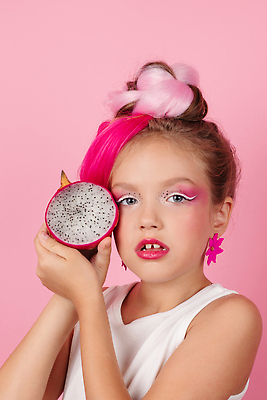 포토 JPG 해외이미지 클립아트 백인 라이프스타일 손 여학생 여자 얼굴 어린이 음식 분홍색 백그라운드 다이어트 과일 텍스트 건강 한명 여름 유행 우주 용 잡기 달콤 자르기 열대과일 유기농 긍정 비타민 건강식 고립 이국적 카피스페이스 비건 맛있는 해외202310 해외포토 서양인 1 학생 웰빙 계절 컬러 컨셉 모션 사람 생활 신체부위 공백 맛 영양소 채식주의자 파일형식