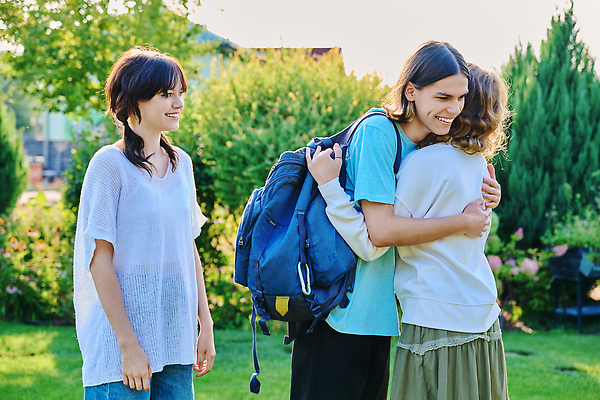 포토 JPG 해외이미지 백인 학생 라이프스타일 여자 남자 행복 학교 관계 포옹 함께함 3 대화 웃음 사람 소년 성인 야외 10대 세명 뷰티 우정 만남 인사 그룹 즐거움 해외202310 해외포토 서양인 교육 감정 어린이 컨셉 안기 청소년 표정 말하기 생활 친구 예절 파일형식