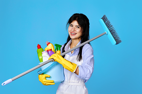 포토 JPG 해외이미지 여자 한명 들기 상반신 성인 옆모습 바구니 앞치마 빗자루 청소 세제 준비 스프레이 고무장갑 성인여자한명만 해외202310 해외포토 1 뷰포인트 장갑 모션 사람 청소도구 고무 여자한명만 성인여자만 파일형식