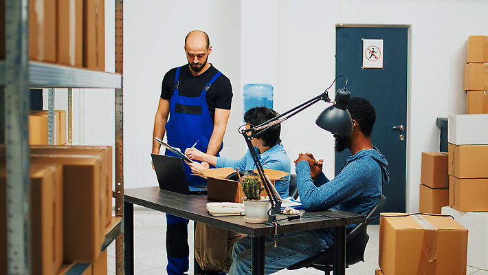 포토 JPG 해외이미지 백인 남자 흑인 의자 노동자 실내 앉기 상반신 성인 앞모습 옆모습 세명 노트북 상자 작업 물류창고 성인남자만 해외202310 해외포토 서양인 직업 뷰포인트 가구 모션 사람 내부 전자제품 창고 남자만 성인만 파일형식