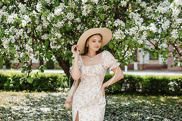 포토 JPG 해외이미지 공원 여자 꽃 잎 목걸이 한명 성인 야외 귀걸이 봄 밀짚모자 쉬폰원피스 성인여자한명만 네트백 해외202310 해외포토 식물 모자_잡화 1 계절 원피스 공공시설 가방 장신구 사람 여자한명만 성인여자만 파일형식