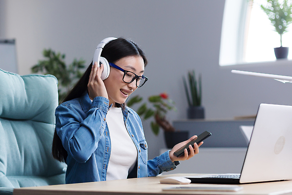 포토 JPG 해외이미지 여자 화분 안경 화초 의자 한명 들기 앉기 상반신 성인 옆모습 노트북 스마트폰 사무실 헤드셋 스탠드 마우스 스마트 책상 성인여자한명만 해외202310 해외포토 식물 1 잡화 뷰포인트 음향기기 가구 컨셉 비즈니스 모션 조명 사람 전자제품 핸드폰 스마트기기 컴퓨터용품 헤드폰 여자한명만 성인여자만 파일형식