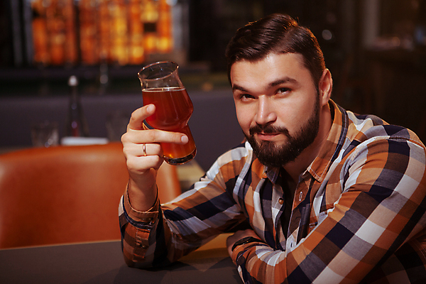 포토 JPG 해외이미지 응시 남자 의자 탁자 맥주 한명 들기 상반신 성인 옆모습 반지 술집 맥주잔 성인남자한명만 해외202310 해외포토 1 시선 뷰포인트 가구 술잔 장신구 모션 주류 사람 남자한명만 성인남자만 파일형식
