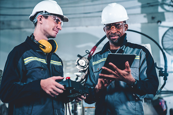 포토 JPG 해외이미지 응시 남자 산업 공장 노동자 작업복 들기 상반신 성인 두명 앞모습 옆모습 태블릿 기계 과학기술 작업 엔지니어 안전모 컨트롤 성인남자만 해외202310 해외포토 직업 시선 옷 뷰포인트 공업 모션 기술 사람 전자제품 스마트기기 기술자 헬멧 안전장비 남자만 성인만 파일형식