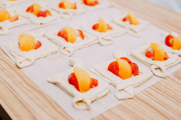 포토 JPG 해외이미지 음식 오렌지 과일 부분 탁자 딸기 디저트 건강 요리 사람없음 컬러풀 노란색 케이크 빵집 껍질 시골 신선 달콤 맛 아침식사 설탕 굽기 민트 퍼프 복숭아 타르트 페스츄리 핸드메이드 맛있는 해외202310 해외포토 빵 컬러 가구 컨셉 상점 식사 구이 허브 파이_빵 파일형식