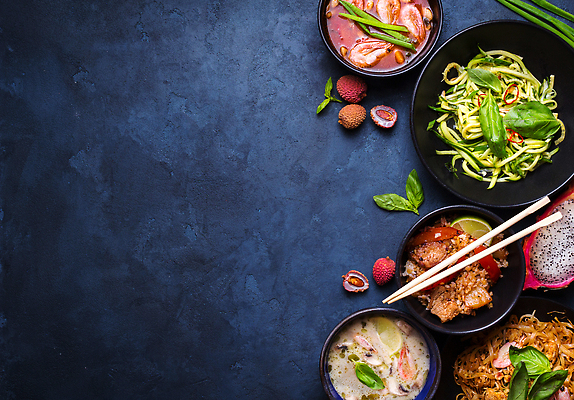 포토 JPG 해외이미지 그릇 젓가락 사람없음 하이앵글 샐러드 수프 팟타이 똠얌꿍 해외202310 해외포토 식기 음식 뷰포인트 수저 태국음식 파일형식