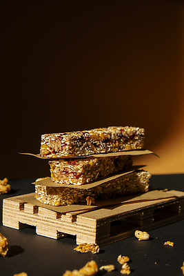 포토 JPG 해외이미지 사람없음 갈색 쌓기 견과류 부스러기 에너지바 그래놀라 글루텐프리 해외202310 해외포토 음식 컬러 모션 파일형식