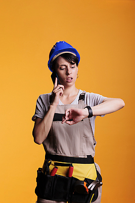 포토 JPG 해외이미지 여자 한명 들기 상반신 성인 앞모습 스마트폰 안전모 건축가 손목시계 통화 건축업자 시계보기 성인여자한명만 해외포토 직업 1 건축 뷰포인트 시계 장신구 모션 사람 핸드폰 스마트기기 헬멧 안전장비 여자한명만 성인여자만 파일형식