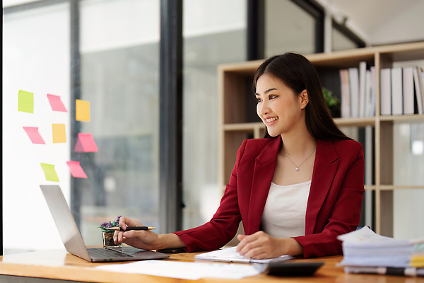 포토 JPG 해외이미지 직업 손 종이 커피 컨셉 비즈니스 통계 탁자 성공 그래프 직장 한명 사람 금융 경제 노트북 컴퓨터 사무실 펜 공책 계산기 성장 업무 작업 비즈니스맨 계산 계획 책상 분석 보고서 문서 투자 회계 경영 계좌 따뜻한음료 마케팅 회계사 해외202310 해외포토 1 남자 음료 가구 회사 문구용품 신체부위 전자제품 필기구 장비 직장인 파일형식