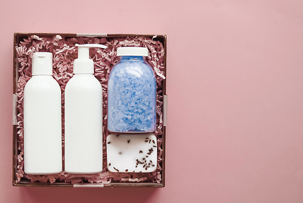 포토 JPG 해외이미지 사람없음 상자 하이앵글 화장품 오브젝트 피부관리 담기 비누 공병 바디케어 화장품가방 카피스페이스 입욕소금 해외202310 해외포토 뷰포인트 가방 모션 위생용품 뷰티 공백 미용용품 소금 병_담는 파일형식