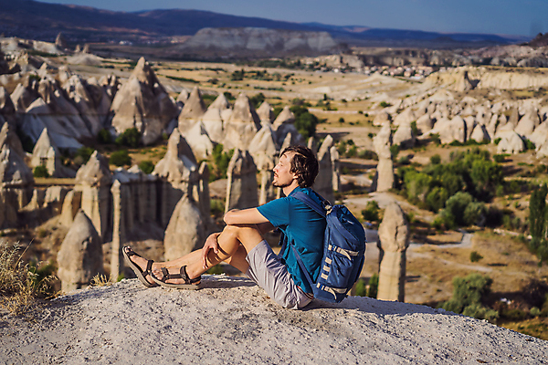 포토 JPG 해외이미지 전신 남자 여행 한명 앉기 성인 옆모습 돌산 성인남자한명만 튀르키예 해외202310 해외포토 1 아시아 뷰포인트 모션 산 사람 남자한명만 성인남자만 파일형식